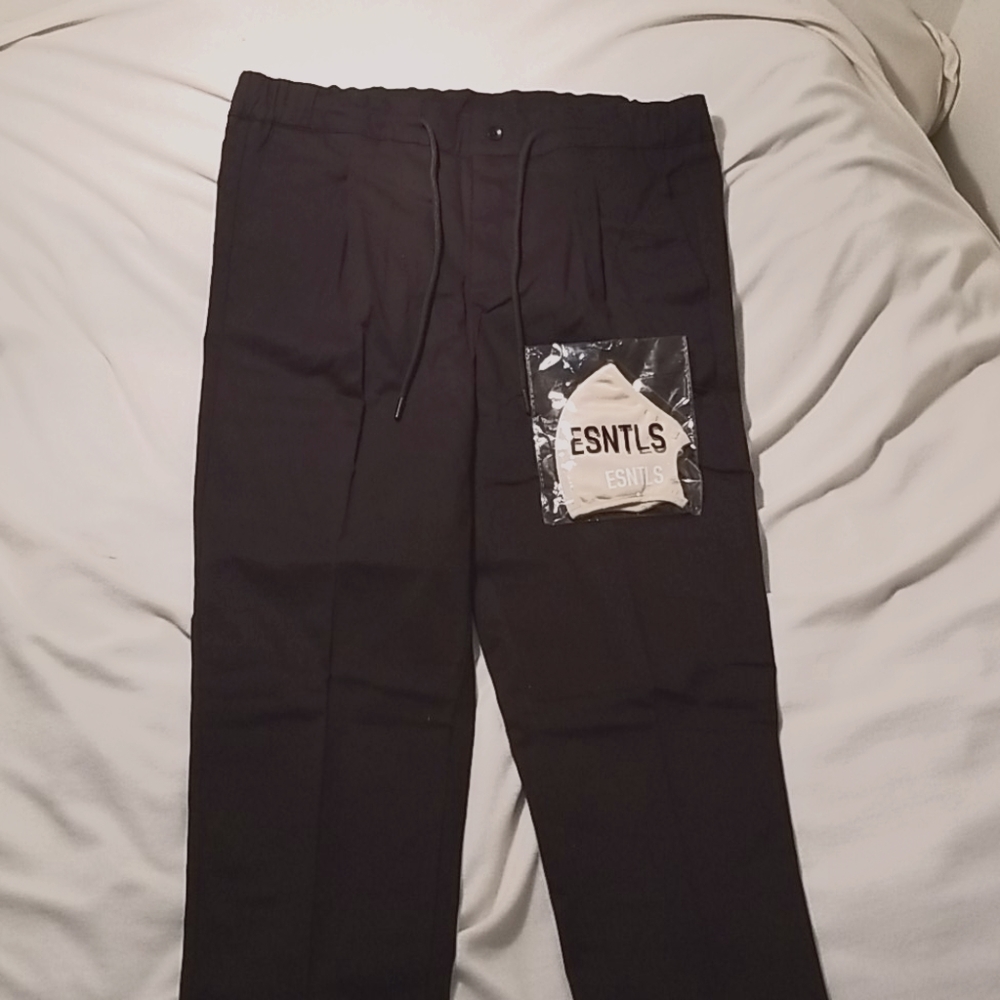Esntls Black Chino Medium w/ Free Mask